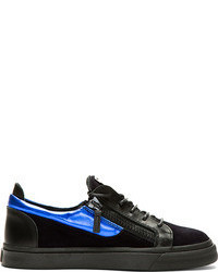 schwarze und blaue niedrige Sneakers