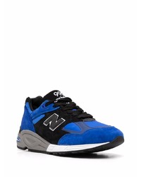 schwarze und blaue Sportschuhe von New Balance