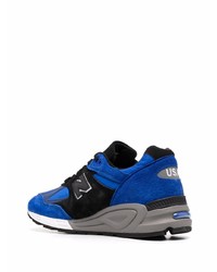 schwarze und blaue Sportschuhe von New Balance