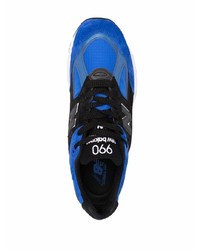 schwarze und blaue Sportschuhe von New Balance