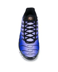 schwarze und blaue Sportschuhe von Nike