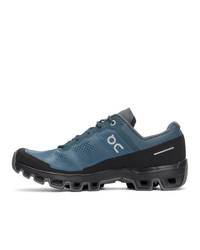 schwarze und blaue Sportschuhe von On