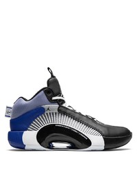 schwarze und blaue Sportschuhe von Jordan