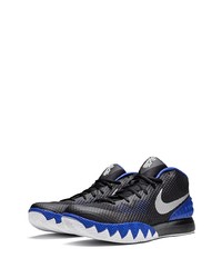 schwarze und blaue Sportschuhe von Nike