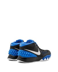 schwarze und blaue Sportschuhe von Nike