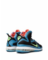 schwarze und blaue Sportschuhe von Nike