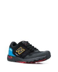 schwarze und blaue Sportschuhe von New Balance