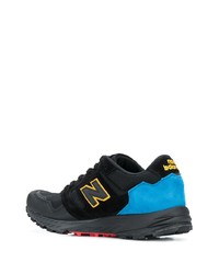 schwarze und blaue Sportschuhe von New Balance