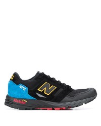 schwarze und blaue Sportschuhe von New Balance