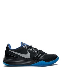 schwarze und blaue Sportschuhe von Nike 1