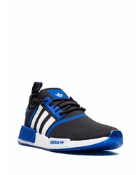 schwarze und blaue Sportschuhe von adidas