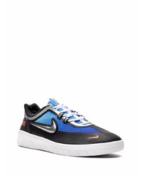 schwarze und blaue Sportschuhe von Nike