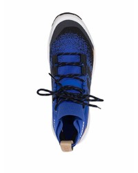 schwarze und blaue Sportschuhe von adidas