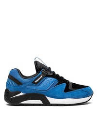 schwarze und blaue Sportschuhe von Saucony