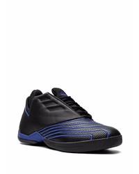 schwarze und blaue Sportschuhe von adidas