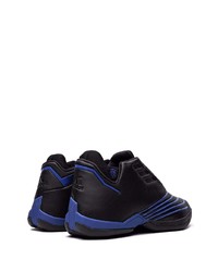 schwarze und blaue Sportschuhe von adidas