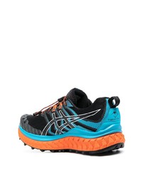 schwarze und blaue Sportschuhe von Asics