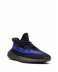 schwarze und blaue Sportschuhe von adidas YEEZY