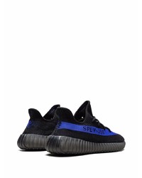 schwarze und blaue Sportschuhe von adidas YEEZY