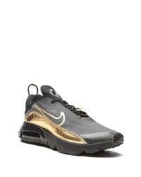 schwarze und goldene Sportschuhe von Nike