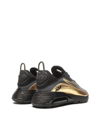 schwarze und goldene Sportschuhe von Nike