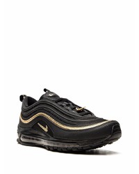 schwarze und goldene Sportschuhe von Nike