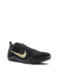 schwarze und goldene Sportschuhe von Nike