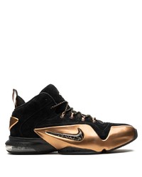 schwarze und goldene Sportschuhe von Nike