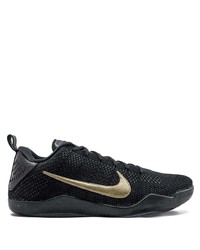 schwarze und goldene Sportschuhe von Nike