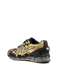 schwarze und goldene Sportschuhe von Asics