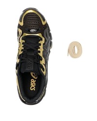 schwarze und goldene Sportschuhe von Asics