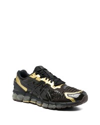 schwarze und goldene Sportschuhe von Asics