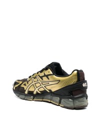 schwarze und goldene Sportschuhe von Asics