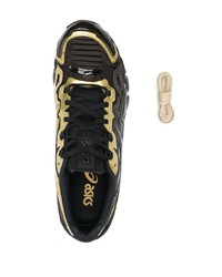 schwarze und goldene Sportschuhe von Asics