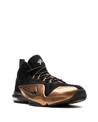 schwarze und goldene Sportschuhe von Nike