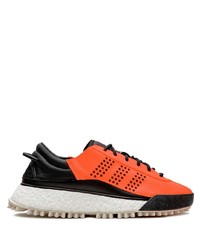 schwarze und orange Sportschuhe von adidas