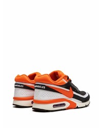 schwarze und orange Sportschuhe von Nike