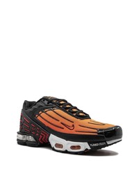 schwarze und orange Sportschuhe von Nike