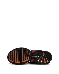 schwarze und orange Sportschuhe von Nike