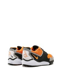 schwarze und orange Sportschuhe von Nike