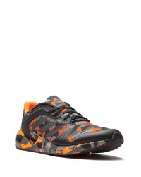 schwarze und orange Sportschuhe von adidas