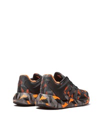 schwarze und orange Sportschuhe von adidas