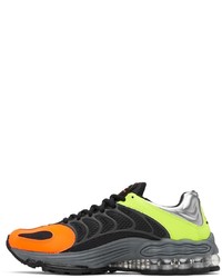 schwarze und orange Sportschuhe von Nike