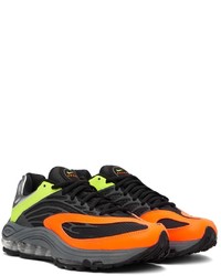 schwarze und orange Sportschuhe von Nike