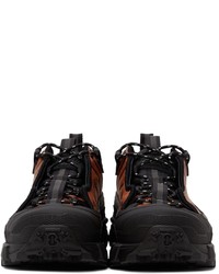 schwarze und orange Sportschuhe von Burberry