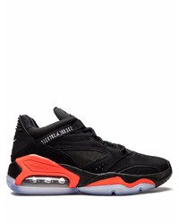 schwarze und orange Sportschuhe von Jordan