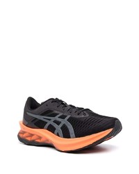 schwarze und orange Sportschuhe von Asics