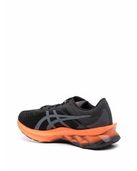 schwarze und orange Sportschuhe von Asics