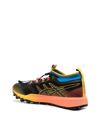 schwarze und orange Sportschuhe von Asics