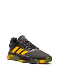 schwarze und orange Sportschuhe von adidas